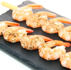 Brochettes de crevettes sur ardoise