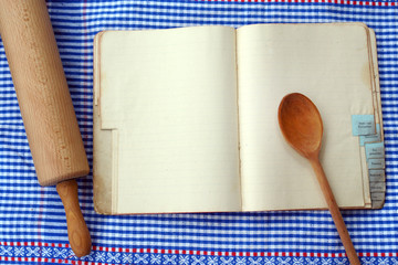 Backbuch mit Utensilien