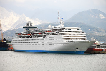 Fototapeta na wymiar duży biały statek wycieczkowy pasażerów