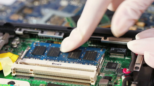 Installing and removing computer memory module (RAM)