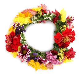 Obraz premium wreath of beautiful summer flowers, isolated on white