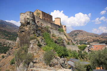 la citadelle de Corte sur son éperon rocheux