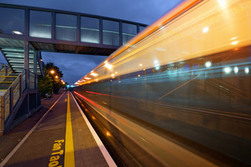 Fototapeta na wymiar Dworzec kolejowy w nocy