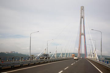 Fototapeta na wymiar Nowy most kabel zawieszenie we Władywostoku. Rosja.