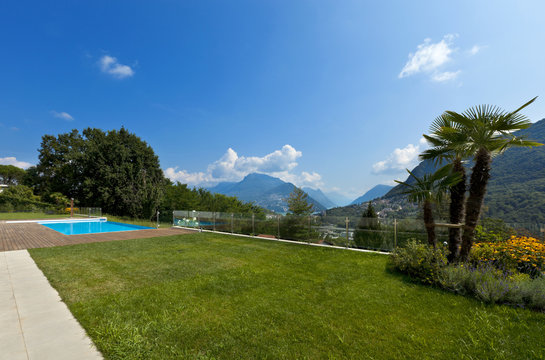 residence with swimming pool, view from the garden