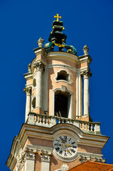 Fototapeta na wymiar zdobiona barokowa wieża kościoła