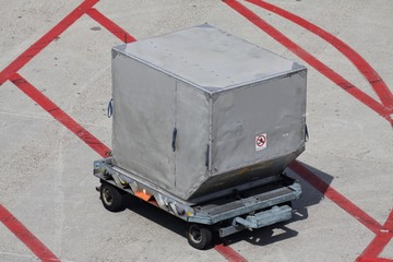 Luftfrachtcontainer auf dem Vorfeld eines Flughafens