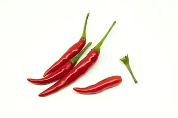 Fotobehang Thaise roodgloeiende Spaanse peper op witte achtergrond © 9peaks