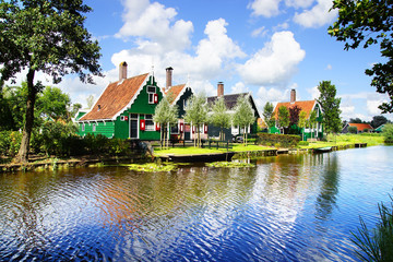 Fototapeta na wymiar Malowniczy krajobraz wsi z typowych holenderskich domów.