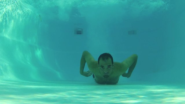 tuffo in piscina