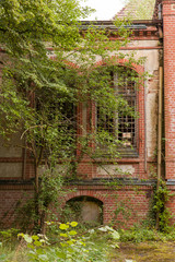 Ein altes halb verfallenes Gebäude steht in einem Wald