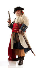 Obraz premium Klasyczny stary brodaty kapitan piratów w autentycznie wyglądającym kostiumie,