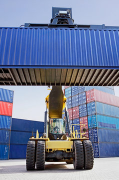 Reach-Stacker mit Container 2