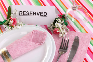 Naklejka premium Table setting with reserved card in restaurant