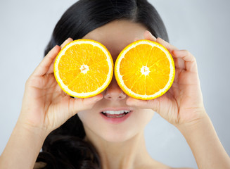 Zabawna młoda dziewczyna z dojrzałaymi pomarańczami