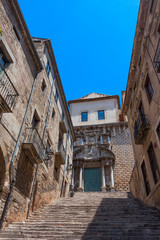 Fototapeta na wymiar Starożytna Budowla w Girona Starego Miasta w Hiszpanii