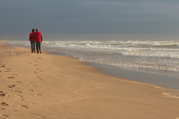 Paar beim Strandspaziergang