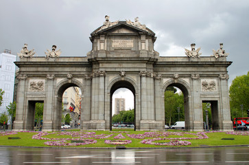 Fototapeta na wymiar Madrid arch