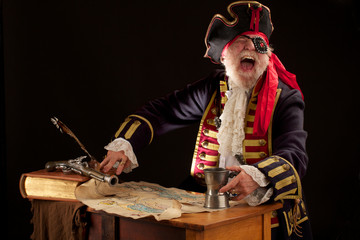 Obraz premium Śmiejący się kapitan piratów z mapą skarbów.