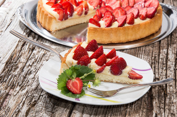 Pie on a cake lifter