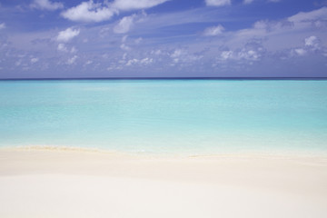 Fototapeta na wymiar White Sand Blue Oceanin Maldives