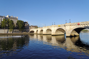 Fototapeta premium Paris ,police sur la Seine au pont neuf