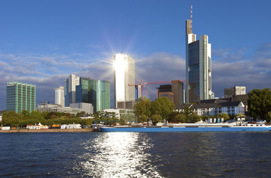 Morgenstund hat Gold im  Mund Skyline in Frankfurt am Main