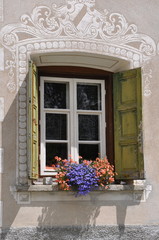 schönes Engadiner Fenster im Dorf Guarda