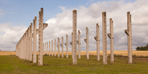 Säulen aus Beton stehen in der Landschaft