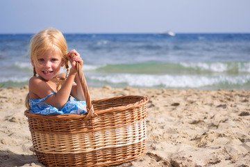 Девочка в корзинке
