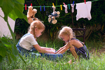 Девочки стирают игрушки