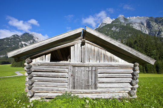 Holzhütte in den Alpen