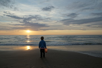 Sonnenuntergang mit Kind