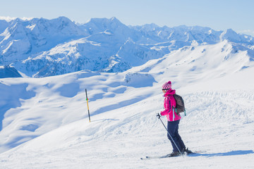 Fototapeta na wymiar Młoda kobieta, nosić narty