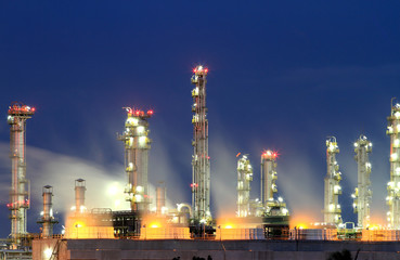 Obraz premium Oil refinery at twilight (Map Ta Phut Industrial Estate Rayong T