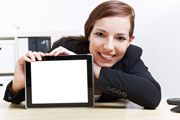 Frau präsentiert Tablet Computer