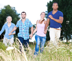 Gruppe Jugendlicher in freier Natur