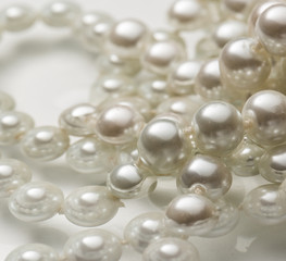 Fototapeta na wymiar Shining string of white pearl in water