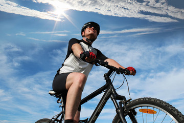 Fahrradfahrer vor blauem Himmel - 2