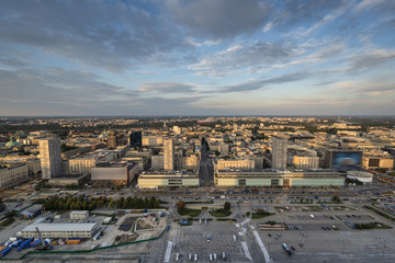 Naklejka premium Panorama miasta Warszawy podczas zachodu słońca