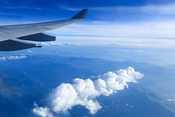 Fototapeta na wymiar skrzydło samolotu i pasmo górskie