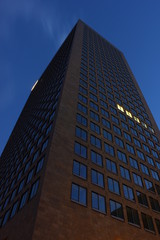 Fototapeta premium Hochhaus am Abend
