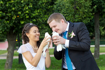 Naklejka premium Portrait of bride and groom in the hands of the pigeons