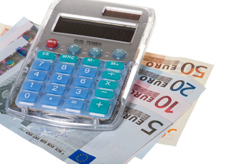 Taschenrechner liegt auf EURO Banknoten