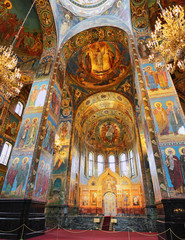 Fototapeta na wymiar Wnętrze kościoła Zbawiciela na Krwi rozlane w Sankt Petersbur