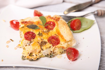 Rösttomaten-Cheddar-Tarte Stück