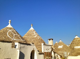 Fototapeta na wymiar Trulli domy z typowymi stożkowym dachem w Alberobello, Włochy