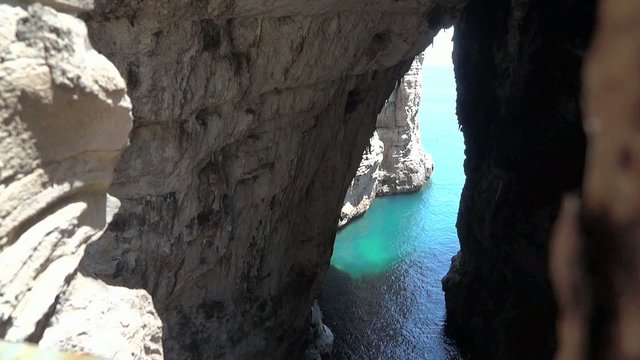 grotta nel mare