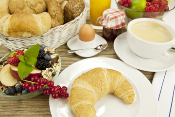 französisches Frühstück mit croissant, Saft und marmelade auf