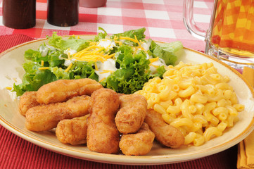 Breaded chicken strips with macaroni and cheese